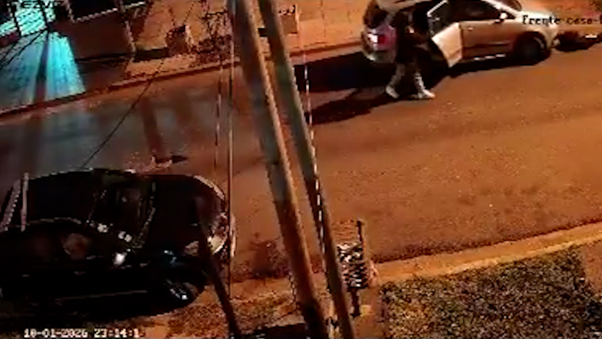 A motorist runs over a thief in La Matanza, Argentina, Oct.01,2026. He died. Note: Photo is a screenshot from a video. (Harrisons)