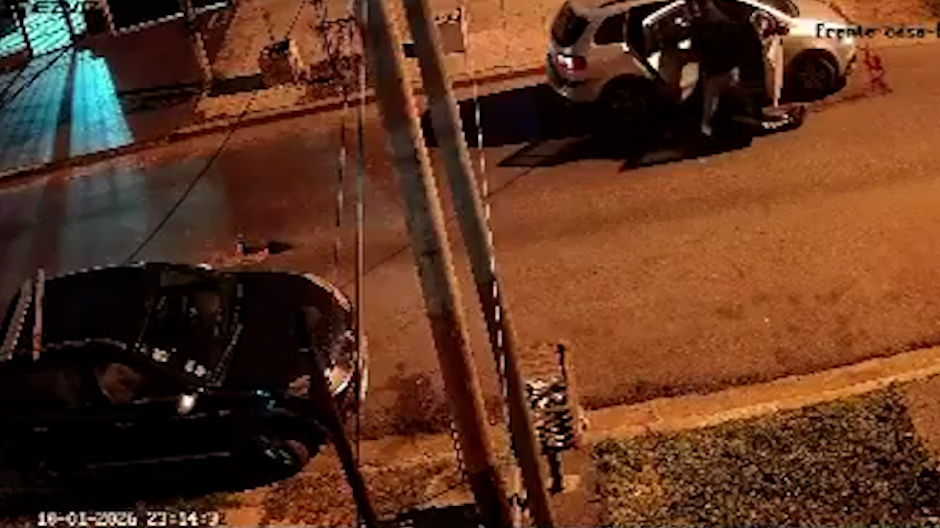A motorist runs over a thief in La Matanza, Argentina, Oct.01,2026. He died. Note: Photo is a screenshot from a video. (Harrisons)